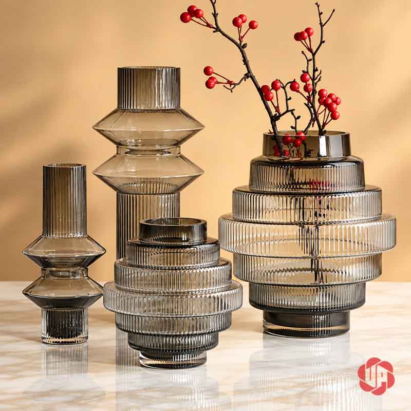 Lọ Hoa Thủy Tinh Màu Khói Hình Học Hiện Đại UPT04 Bố cục lọ thủy tinh dáng tròn xếp tầng cùng bình cao và cành hoa đỏ