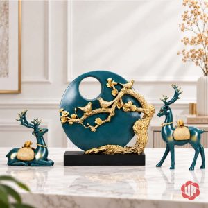 Hai tượng hươu xanh phối vàng đặt hai bên tượng tròn cành cây và đàn chim trên kệ đá sáng