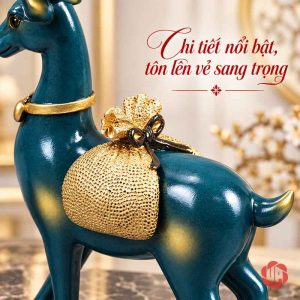 Cận cảnh thân tượng hươu đứng màu xanh đậm, vòng cổ vàng và túi trang trí màu vàng trên lưng