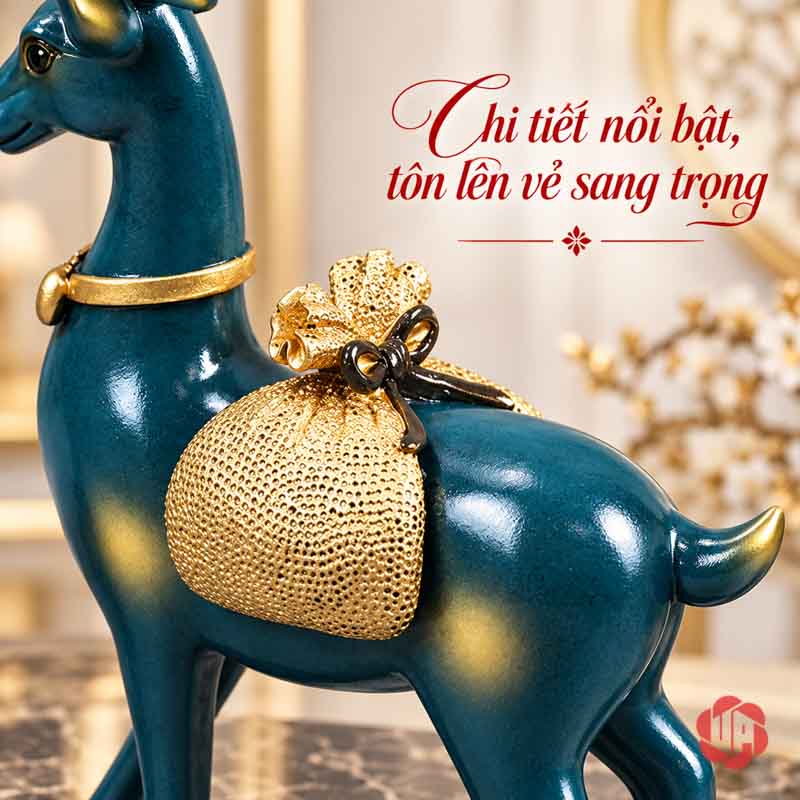 Bộ Tượng Hươu Và Đàn Chim Trang Trí Phòng Khách UPV008 Cận cảnh thân tượng hươu đứng màu xanh đậm, vòng cổ vàng và túi trang trí màu vàng trên lưng
