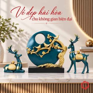 Tượng tròn chim đậu cành cây đứng giữa hai tượng hươu xanh trong không gian phòng khách hiện đại