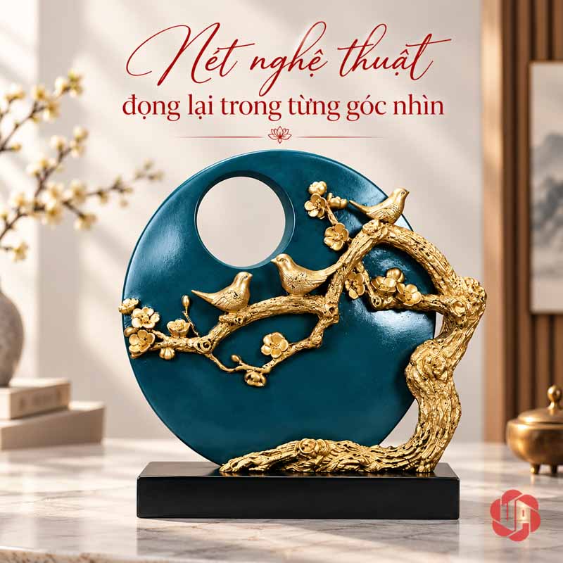 Bộ Tượng Hươu Và Đàn Chim Trang Trí Phòng Khách UPV008 Tượng trang trí dạng vòng tròn xanh đậm với cành cây vàng và ba chú chim đậu trên đế đen