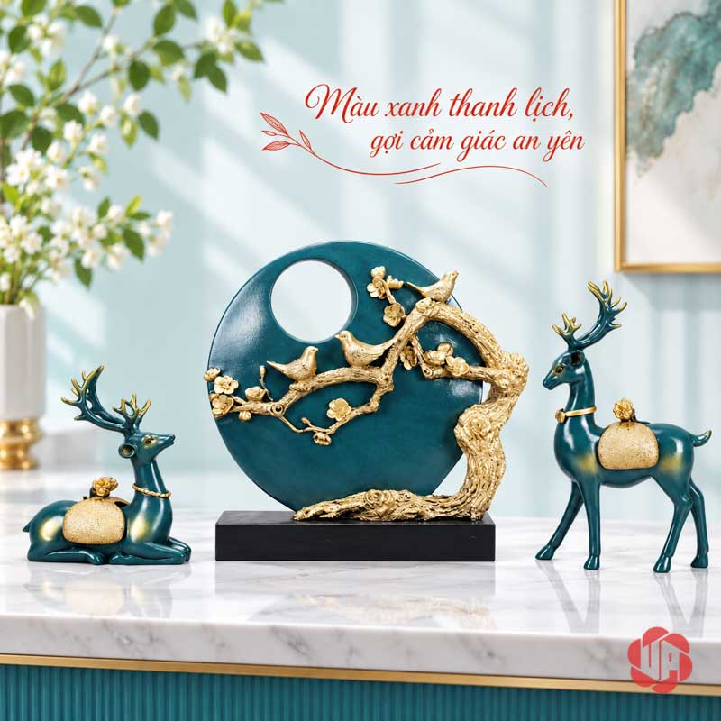 Bộ Tượng Hươu Và Đàn Chim Trang Trí Phòng Khách UPV008 Ba món tượng hươu và đàn chim xanh đậm phối vàng trên mặt kệ đá cạnh cửa sổ và cây xanh