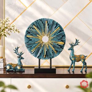 Bộ tượng hai hươu màu xanh cổ vịt và đĩa tròn hoa mặt trời phối vàng đặt trên tủ gỗ