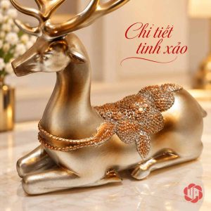 Cận cảnh tượng hươu nằm màu vàng ánh kim với sừng phân nhánh và họa tiết hoa trên lưng