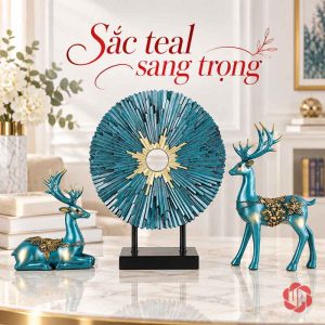 Đôi tượng hươu xanh cổ vịt và đĩa hoa mặt trời hình tròn trên bàn đá sáng cạnh ghế sofa