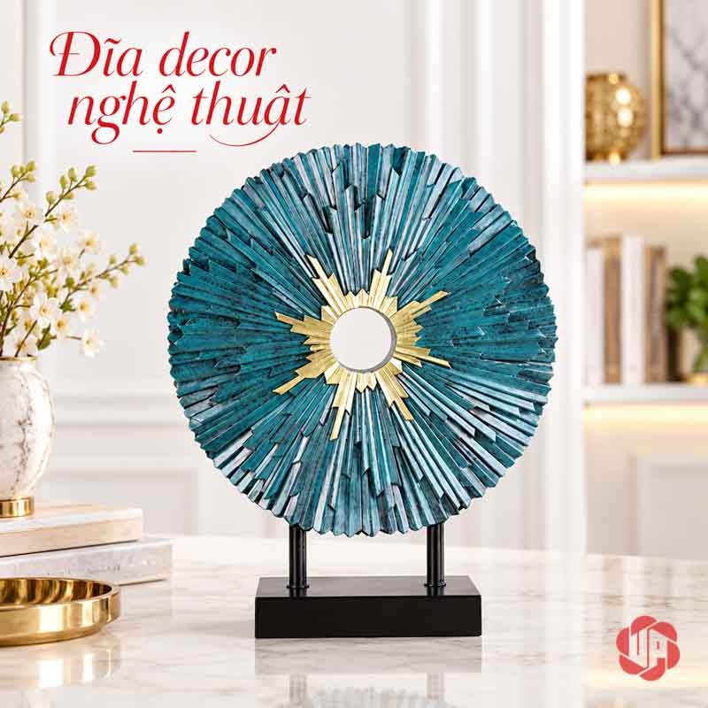 Bộ Tượng Hươu Và Hoa Mặt Trời Trang Trí Phòng Khách UPV014 Đĩa trang trí hình mặt trời màu xanh cổ vịt với các nan tỏa tròn và đế đen trên bàn sáng