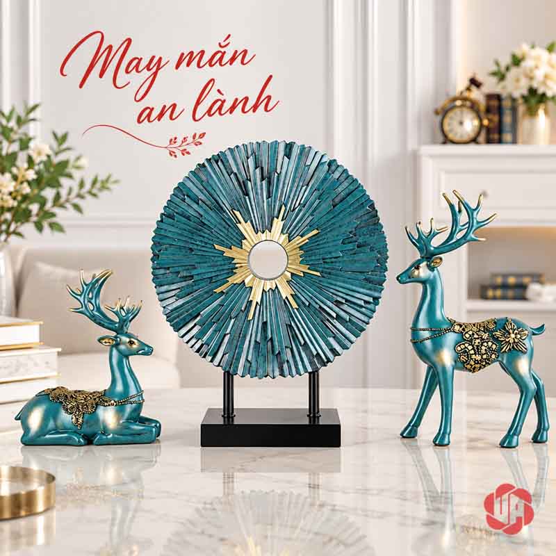 Bộ Tượng Hươu Và Hoa Mặt Trời Trang Trí Phòng Khách UPV014 Hai tượng hươu xanh và đĩa trang trí mặt trời ở giữa trên bàn trà đá trắng trong phòng khách
