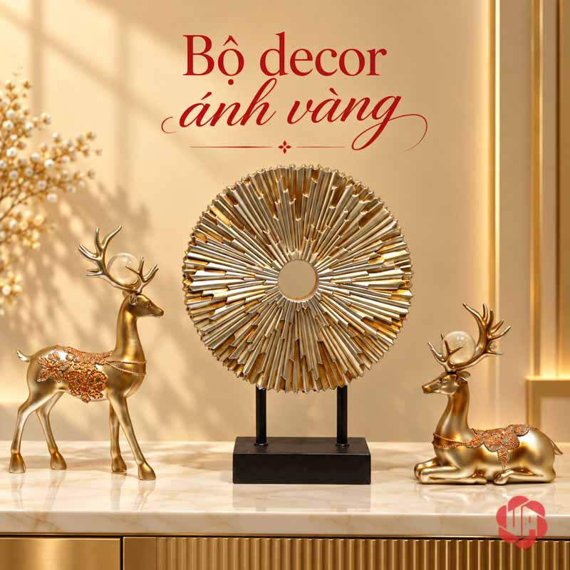 Bộ Tượng Hươu Và Hoa Mặt Trời Trang Trí Phòng Khách UPV014 Hai tượng hươu vàng cùng đĩa mặt trời vàng trên bàn đá trong phòng có ánh sáng ấm