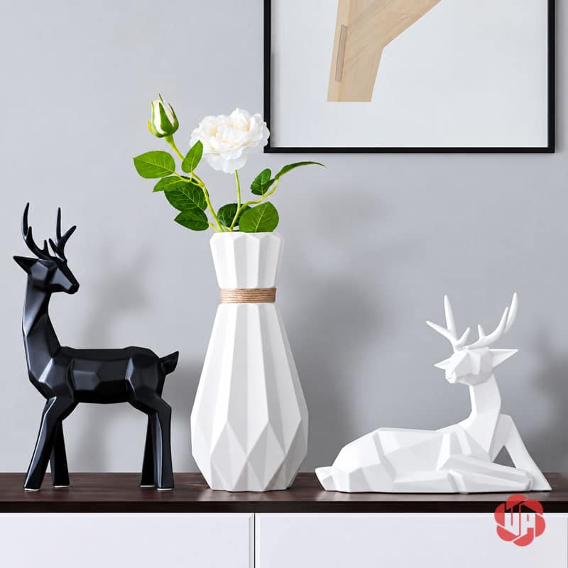 Bộ Tượng Hươu Decor Và Bình Hoa Sứ 3 Món Trang Trí Phòng Khách BG036 Bộ tượng hươu decor BG036 gồm hươu đen đứng, hươu trắng nằm và bình hoa sứ trắng đa giác.