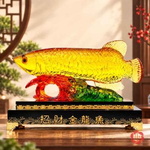 Cá rồng vàng trên sóng đỏ xanh trong phòng phong cách Á Đông