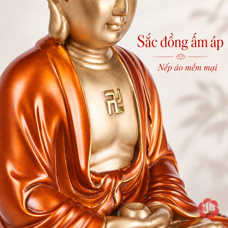 Tượng Phật Tổ Như Lai Ngồi Thiền Sắc Đồng UPD009 Cận cảnh chữ Vạn trên ngực và nếp áo màu đồng đỏ của tượng Phật Tổ Như Lai