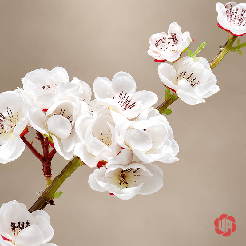 Cặp Bình Hoa Gốm Sứ Đôi Hươu Trắng Vàng UP068T Cận cảnh cành hoa trắng phớt hồng dùng để trang trí bình hoa đôi hươu