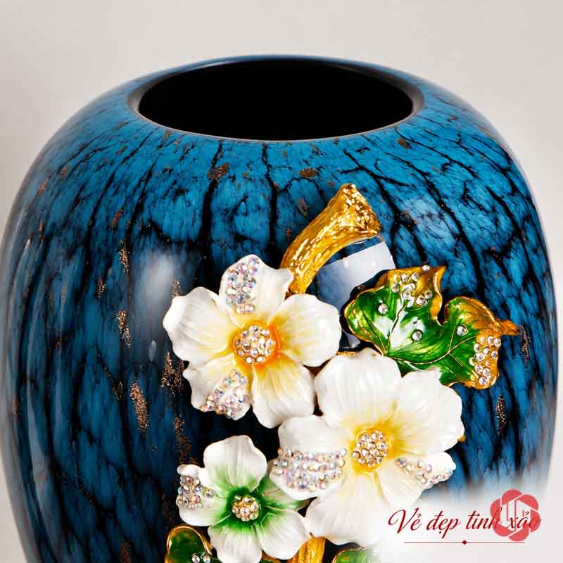 Bình Hoa Thủy Tinh Cao Cấp Xanh Ngọc Hoa Đắp Nổi UP003 Cận cảnh miệng bình hoa xanh ngọc lòng tối và cụm hoa nổi sát cổ bình