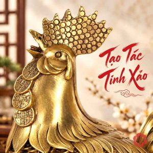 Cận cảnh đầu mào và chuỗi tiền trên cổ gà trống