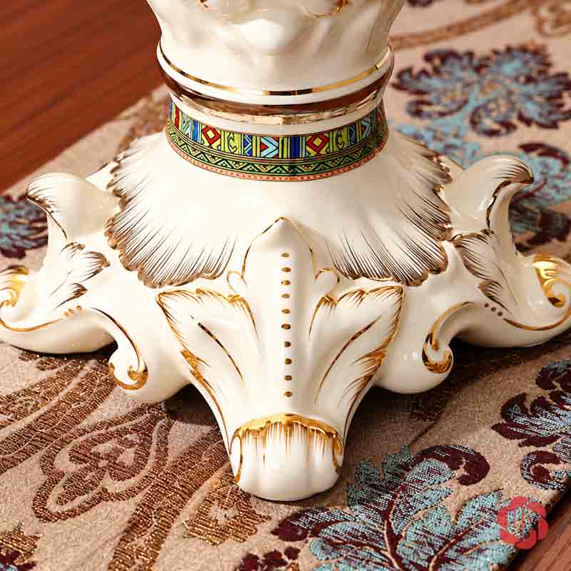 Bình Hoa Tân Cổ Điển Hai Quai Họa Tiết Ngựa UP071 Chi tiết chân đế bình hoa sứ màu trắng ngà viền ánh vàng UP071