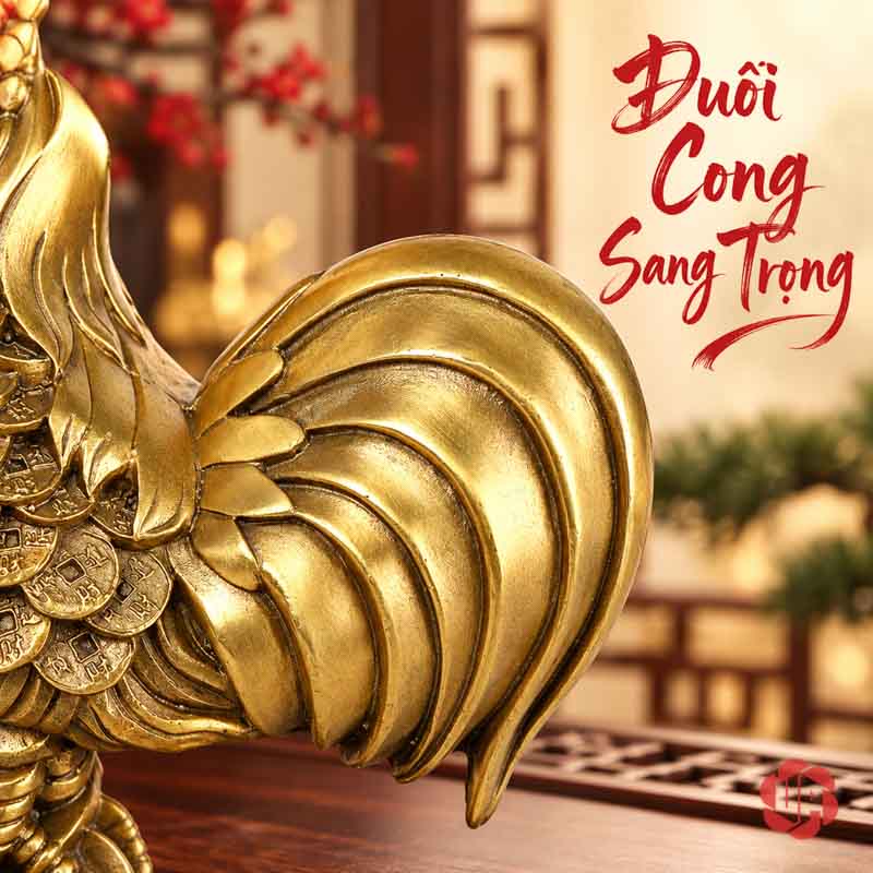 Tượng Con Gà Trống Tài Lộc Bằng Đồng UPD023 Cận cảnh đuôi cong của tượng gà trống bằng đồng