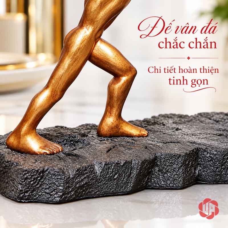 Giá Để Rượu Vang Lực Sĩ Vươn Tay Trang Trí UP005R Cận cảnh hai chân tượng lực sĩ màu vàng đồng trên bệ vân sần đen