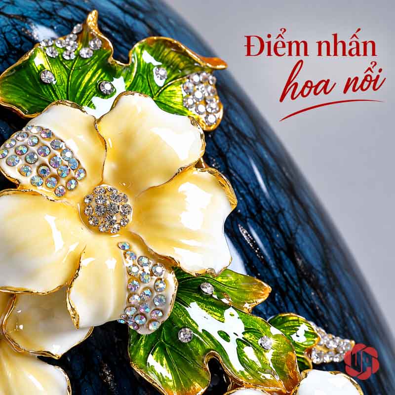 Bình Hoa Thủy Tinh Cao Cấp Xanh Ngọc Hoa Đắp Nổi UP003 Cận cảnh cánh hoa trắng nhụy vàng và lá xanh trang trí nổi trên bình hoa