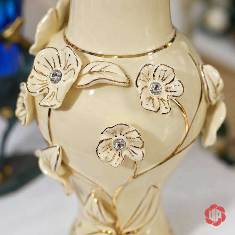 Bình Hoa Gốm Sứ Cao Cấp Hoa Đắp Nổi Trắng Vàng UP073 Chi tiết hoa đắp nổi có điểm nhấn ánh vàng trên bình UP073