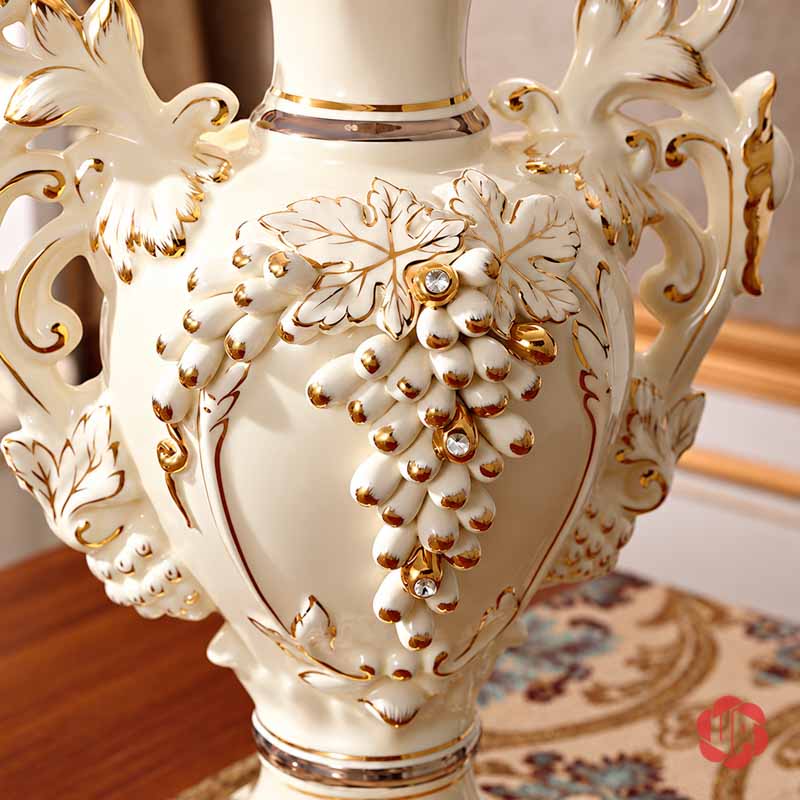 Bình Hoa Đẹp Để Phòng Khách Tân Cổ Điển Hai Quai UP074 Cận cảnh chùm nho đắp nổi và họa tiết hoa lá trên bình gốm UP074