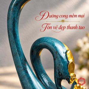 Cận cảnh kệ để rượu vang đôi thiên nga với chiếc cổ cong xanh ngọc và điểm nhấn vàng