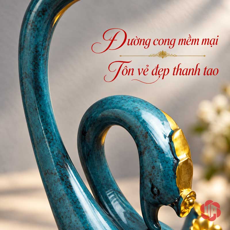 Kệ Rượu Vang Đôi Thiên Nga Xanh Ngọc Trang Trí UP006R Cận cảnh kệ để rượu vang đôi thiên nga với chiếc cổ cong xanh ngọc và điểm nhấn vàng