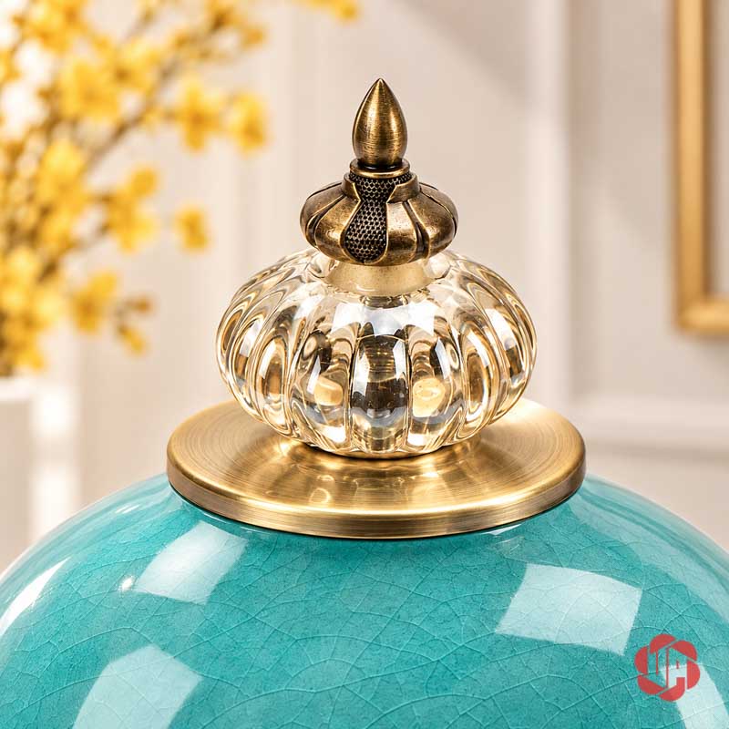 Bộ Lọ Hoa Tân Cổ Điển Xanh Ngọc Men Rạn Cao Cấp UP054A Chi tiết nắp bình hoa chạm nổi màu vàng trên nền men sứ xanh ngọc