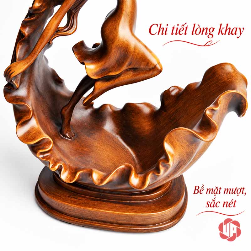 Kệ Rượu Vang Thiếu Nữ Múa Nghệ Thuật Màu Gỗ UP009R Cận cảnh phần khay gợn sóng và chân đế của kệ rượu vang thiếu nữ màu gỗ
