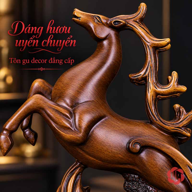 Kệ Rượu Vang Tuần Lộc Màu Đồng Trang Trí UP003R Cận cảnh thân hươu và hai chân trước nhấc cao của kệ rượu vang tuần lộc