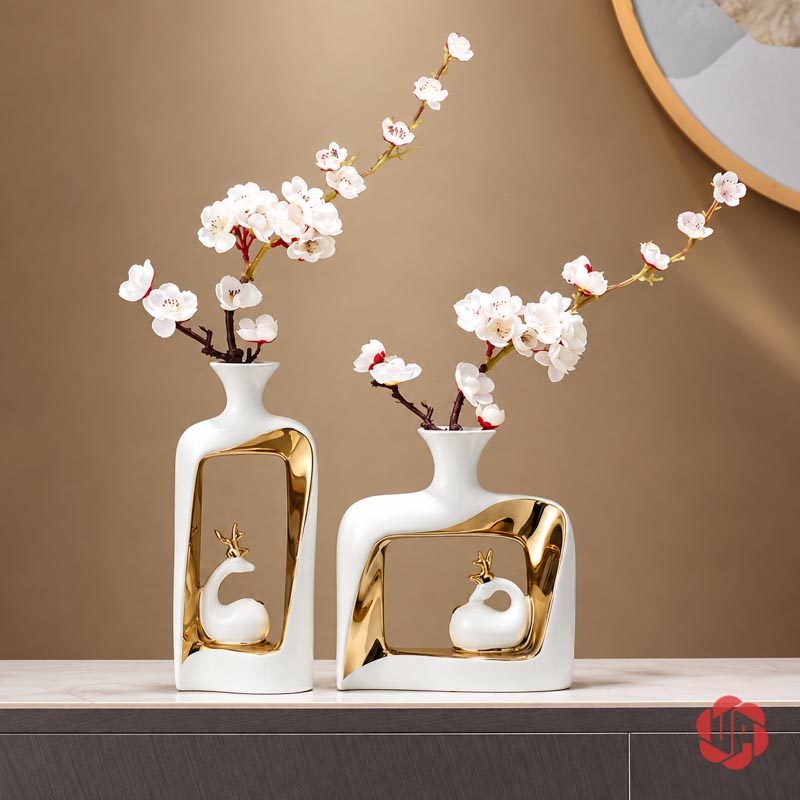 Cặp Bình Hoa Gốm Sứ Đôi Hươu Trắng Vàng UP068T Cặp bình đôi hươu trắng vàng cùng cắm hoa trắng trang trí trên kệ đá