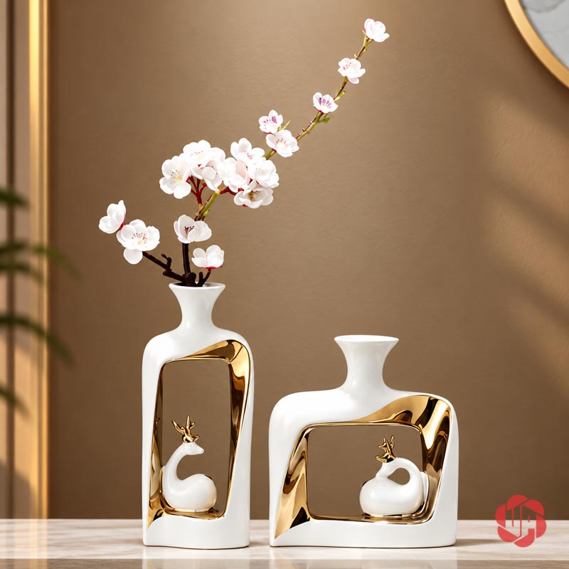 Cặp Bình Hoa Gốm Sứ Đôi Hươu Trắng Vàng UP068T Cặp bình gốm sứ trắng vàng với bình cao cắm cành hoa trắng, đặt cạnh bình thấp