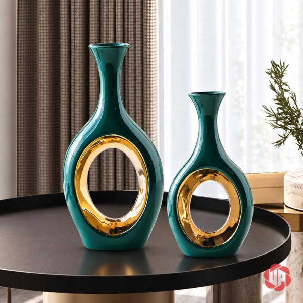 Cặp bình gốm sứ xanh ngọc dáng cao và dáng thấp trên bàn tròn tối màu