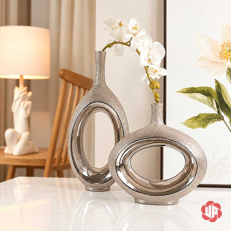 Cặp Bình Gốm Sứ Mạ Bạc Trang Trí Hiện Đại UP066 Cặp bình gốm sứ ánh bạc phối hoa trắng trong không gian nội thất sáng