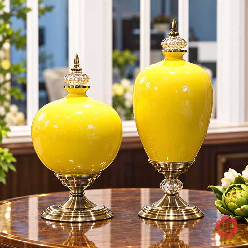 Bộ Lọ Hoa Tân Cổ Điển Màu Vàng Sang Trọng UP054B Hai bình hoa sứ vàng trên bàn gỗ với nắp kim loại chạm nổi