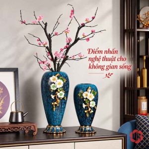 Hai bình hoa xanh ngọc cao thấp cắm cành đào trong không gian nội thất
