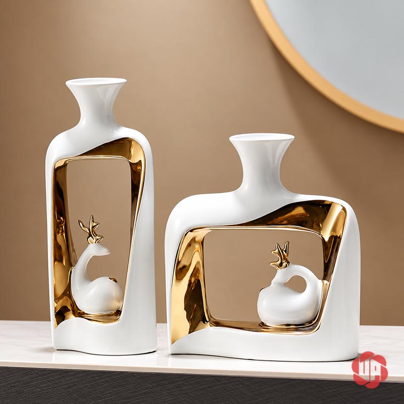 Cặp Bình Hoa Gốm Sứ Đôi Hươu Trắng Vàng UP068T Cặp bình sứ trắng vàng hình đôi hươu không cắm hoa trên mặt bàn sáng