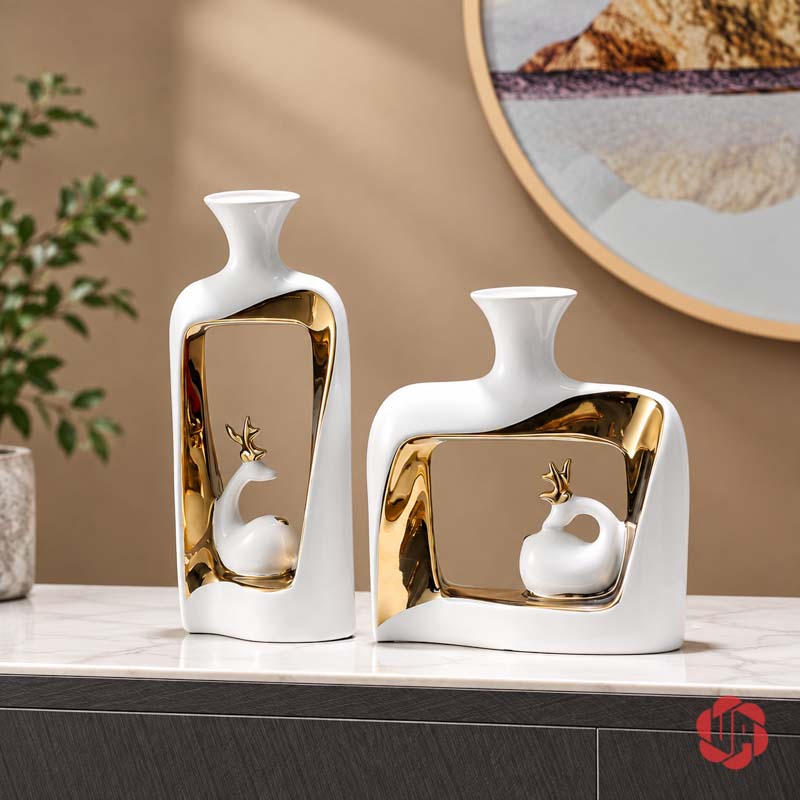 Cặp Bình Hoa Gốm Sứ Đôi Hươu Trắng Vàng UP068T Cặp bình hoa đôi hươu sứ trắng phối vàng trưng bày cạnh nhau trên mặt kệ đá tối