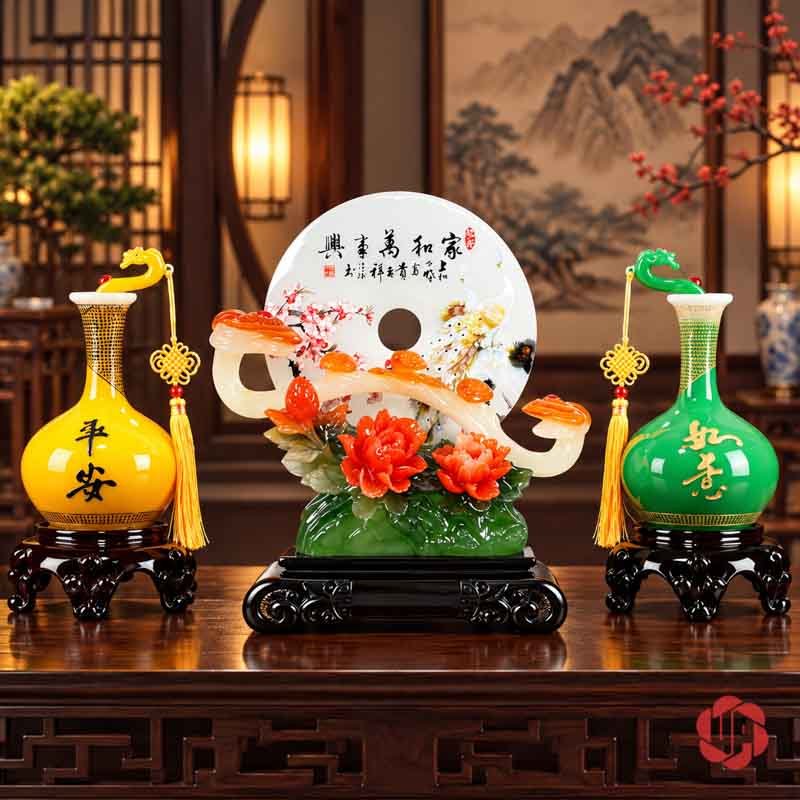 Cặp Bình Hút Lộc Phong Thủy Vàng Xanh Như Ý UP004 Bộ bình hút lộc vàng xanh cùng đĩa hoa mẫu đơn đặt trong nội thất gỗ