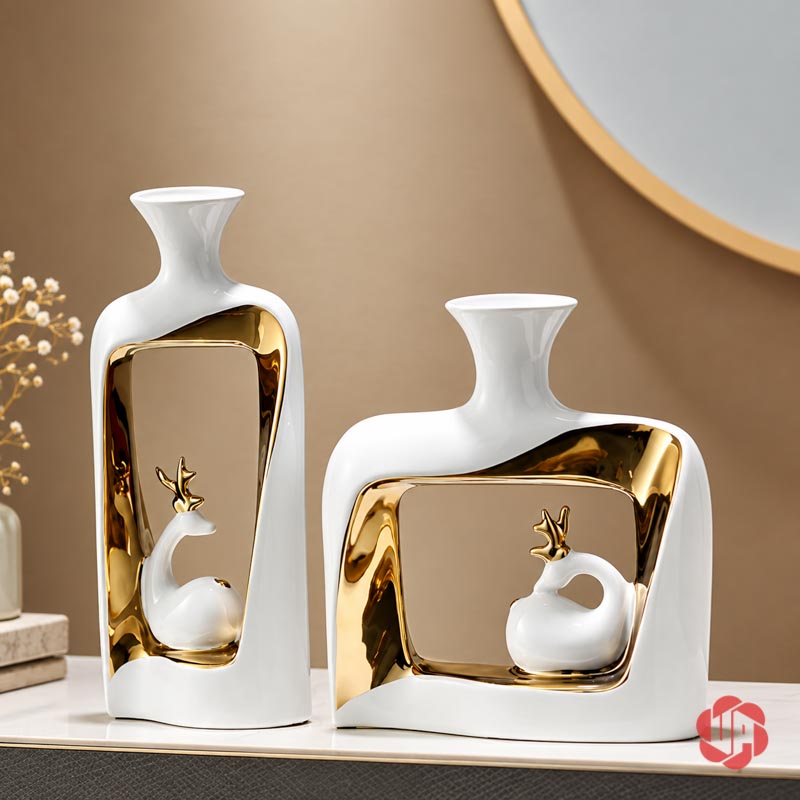 Cặp Bình Hoa Gốm Sứ Đôi Hươu Trắng Vàng UP068T Bộ đôi bình sứ trắng vàng hình hươu trưng bày trên kệ đá cạnh tranh tường tròn