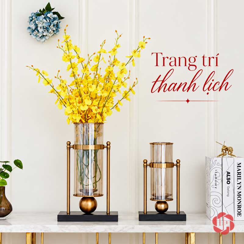 Lọ Hoa Thủy Tinh Cao Cấp Khung Vàng Hiện Đại UPT08 Cặp lọ thủy tinh trong khung kim loại vàng bố trí trên kệ sáng