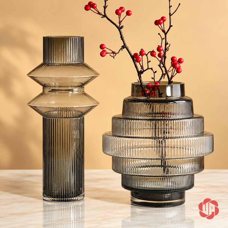 Lọ Hoa Thủy Tinh Màu Khói Hình Học Hiện Đại UPT04 Lọ thủy tinh dáng cao và lọ tròn xếp tầng phối cùng cành hoa đỏ