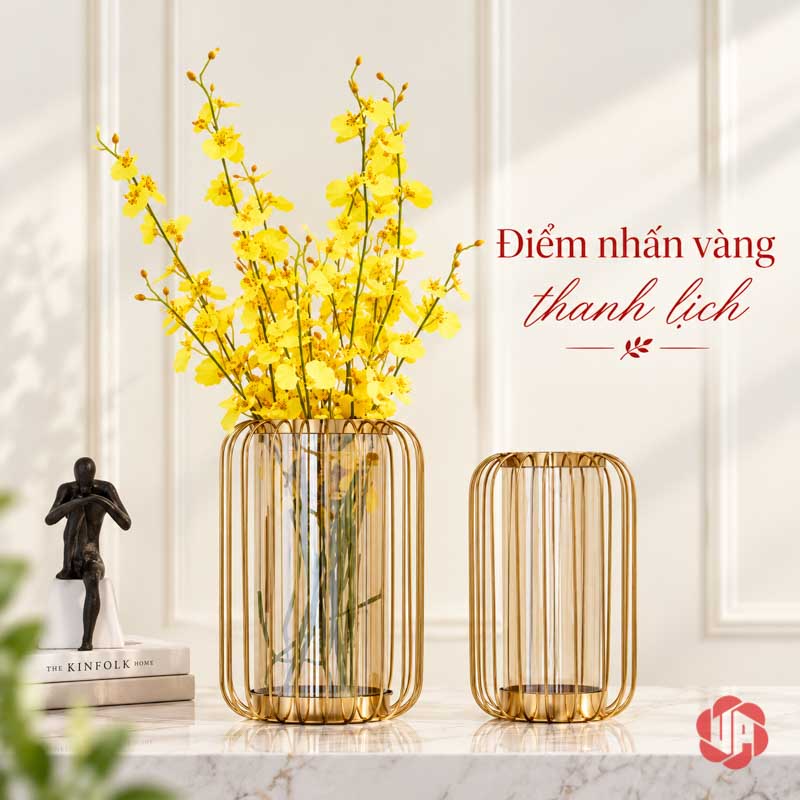 Lọ Hoa Thủy Tinh Cắm Hoa Khung Vàng Hiện Đại UPT07 Cặp lọ hoa thủy tinh khung vàng trưng bày với một bình cắm hoa vàng