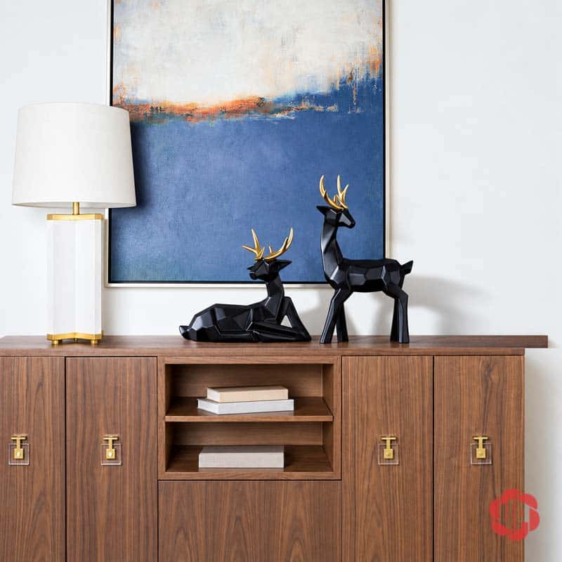 Bộ Tượng Hươu Decor Và Bình Hoa Sứ 3 Món Trang Trí Phòng Khách BG036 Cặp tượng hươu đen gạc vàng gồm hươu đứng và hươu nằm trang trí trên tủ gỗ phòng khách.
