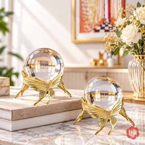 Cầu thủy tinh trang trí chân bướm phối đôi trong phòng khách