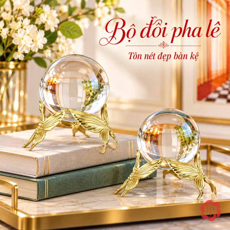 Cầu Thủy Tinh Trang Trí Chân Bướm Ánh Vàng UP013 Cầu thủy tinh trang trí phối hai dáng bên sách và hoa trắng