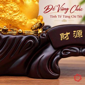 Cận chân chậu cây tiền vàng và phần đế màu trầm có đường cuộn