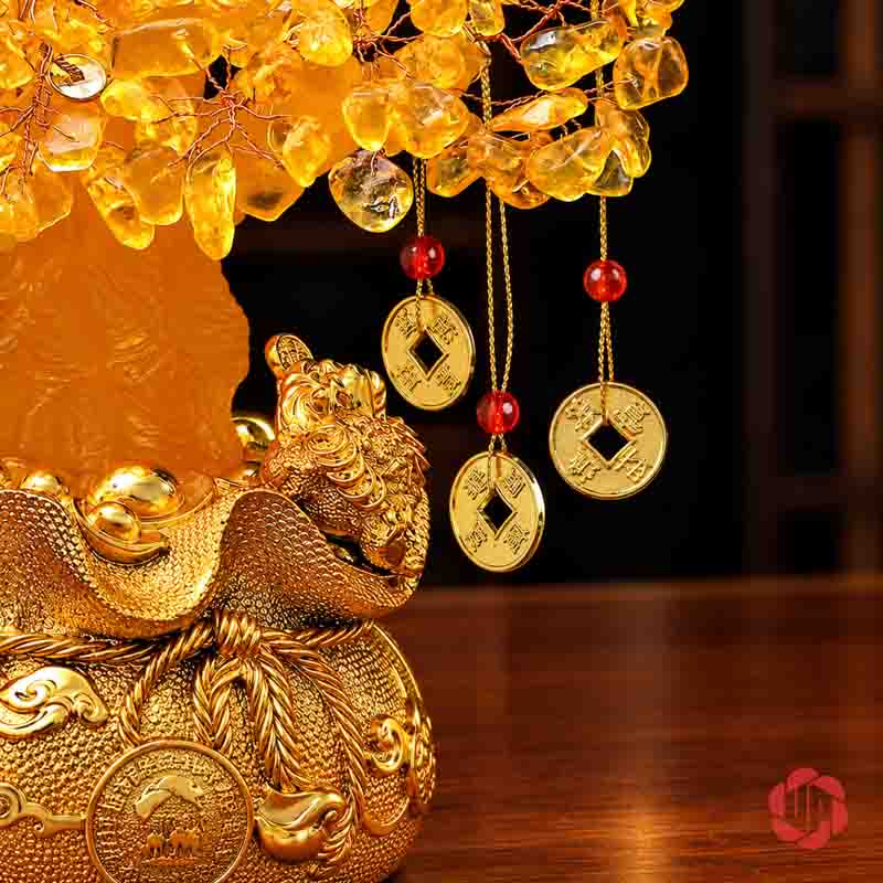 Cây Tiền Vàng Tài Lộc, Tán Hạt Vàng Treo Đồng Xu UPV001 Cận linh vật bên chậu cùng đồng xu lỗ vuông treo dưới hạt đỏ