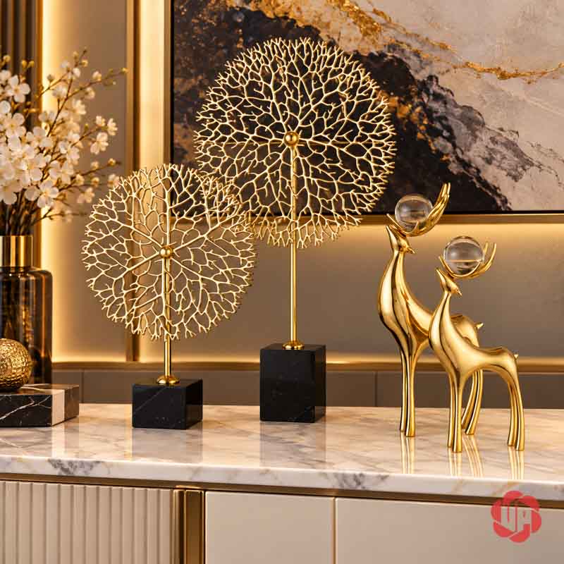 Decor Trang Trí Cây Trường Sinh Đế Đá UP059A Hai cây trường sinh trên kệ cạnh tượng hươu trang trí