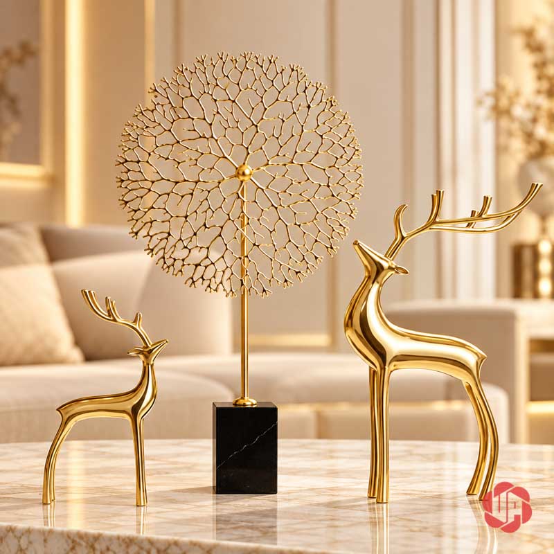Decor Trang Trí Cây Trường Sinh Đế Đá UP059A Cây trường sinh cao đặt giữa hai tượng hươu trong phối cảnh